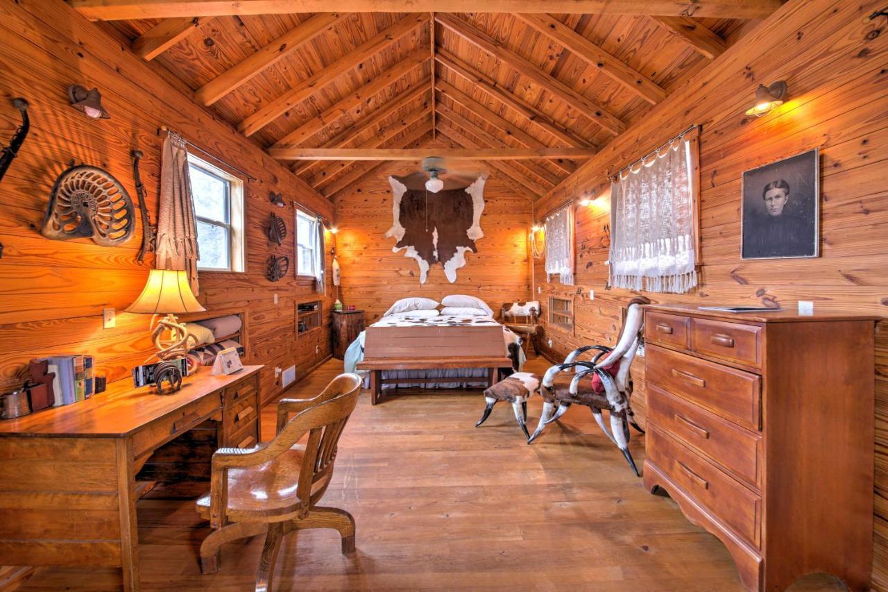 Holiday home Ark Bunkhouse Hideaway With Hot Tub