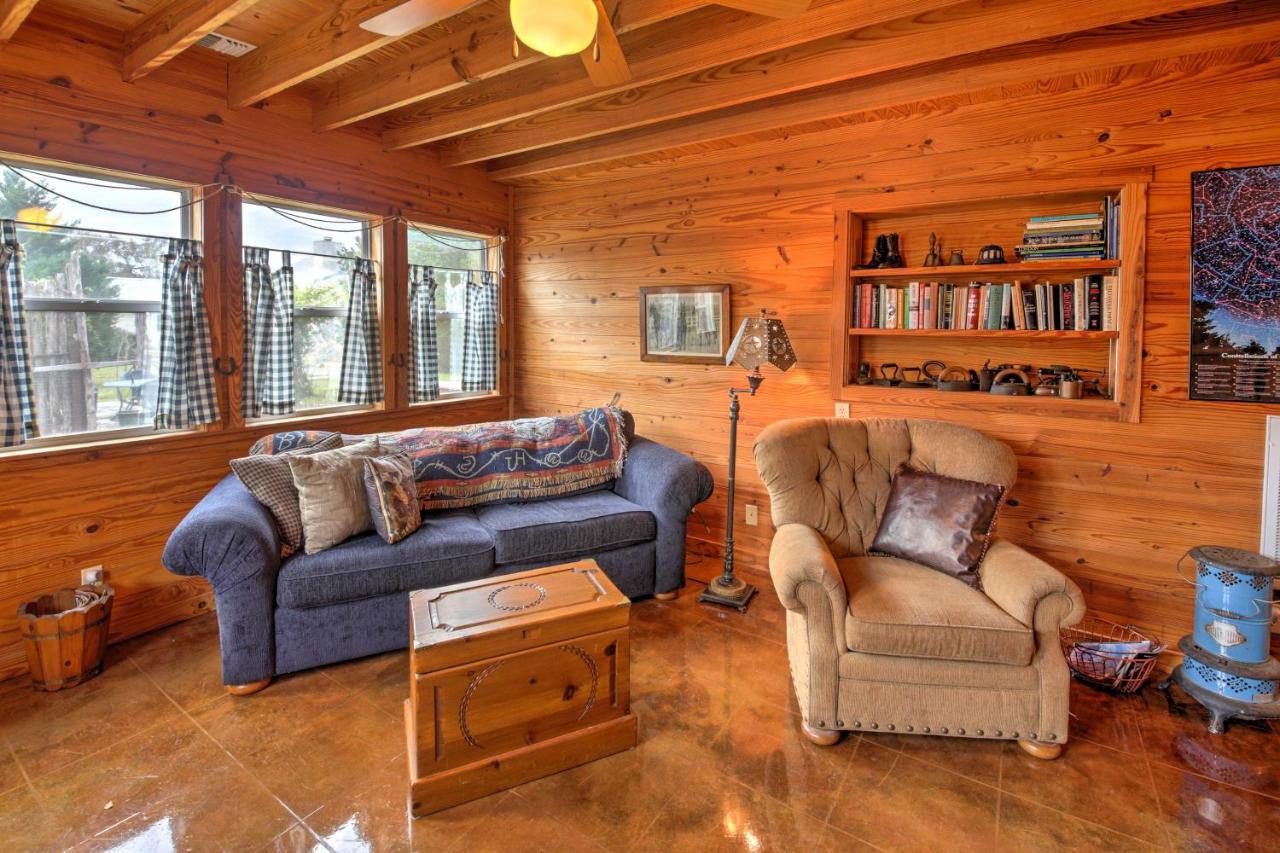 Holiday home Ark Bunkhouse Hideaway With Hot Tub Fredericksburg
