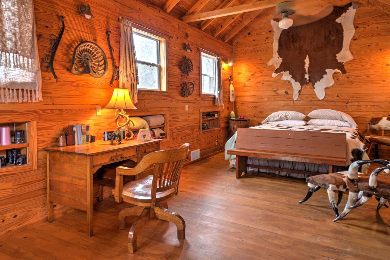 Ark Bunkhouse Hideaway With Hot Tub Fredericksburg