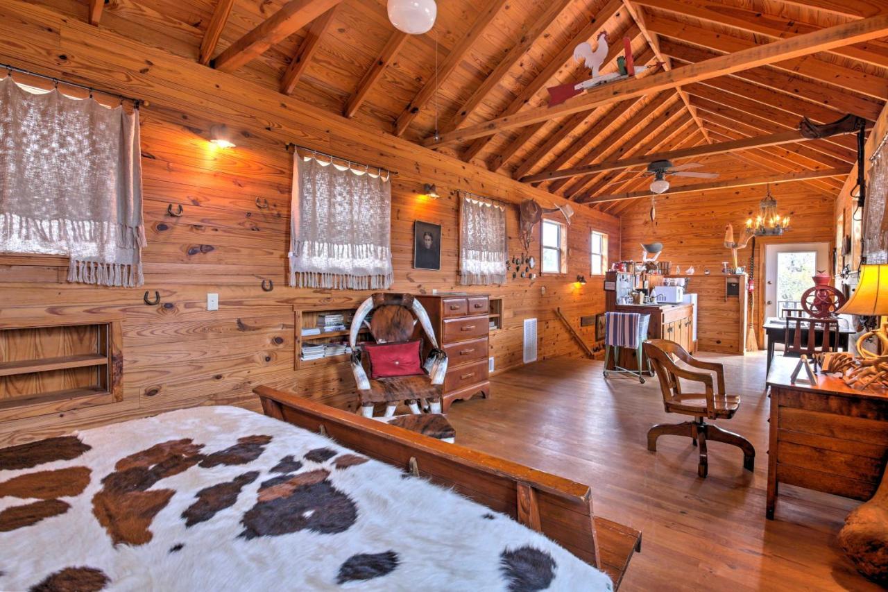 Holiday home Ark Bunkhouse Hideaway With Hot Tub